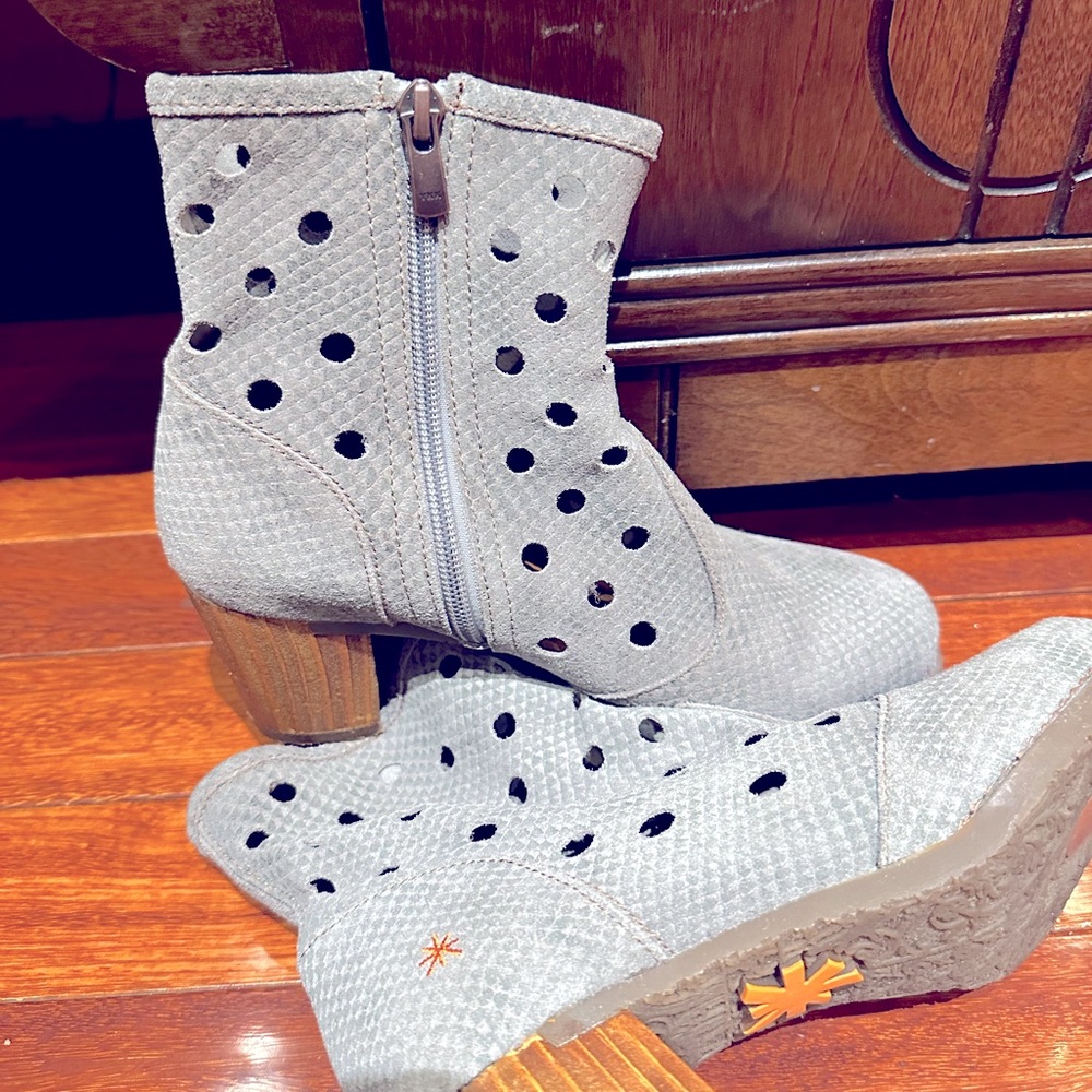 Art Company boots 7.5-8 (no size on the boot itself). Wood heel. Made in Spain